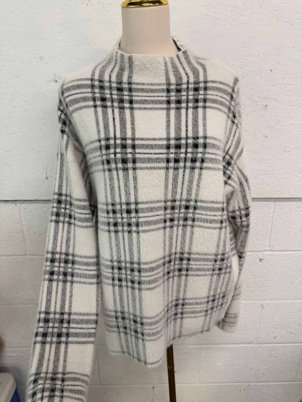 Tahari Cozy Cream & Gray Plaid Knit Sweater - Picture 3 of 6